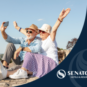 Dos personas mayores, disfrutan de una tarjeta regalo Senator