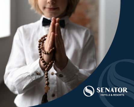 Las manos de un niño rezando con un rosario